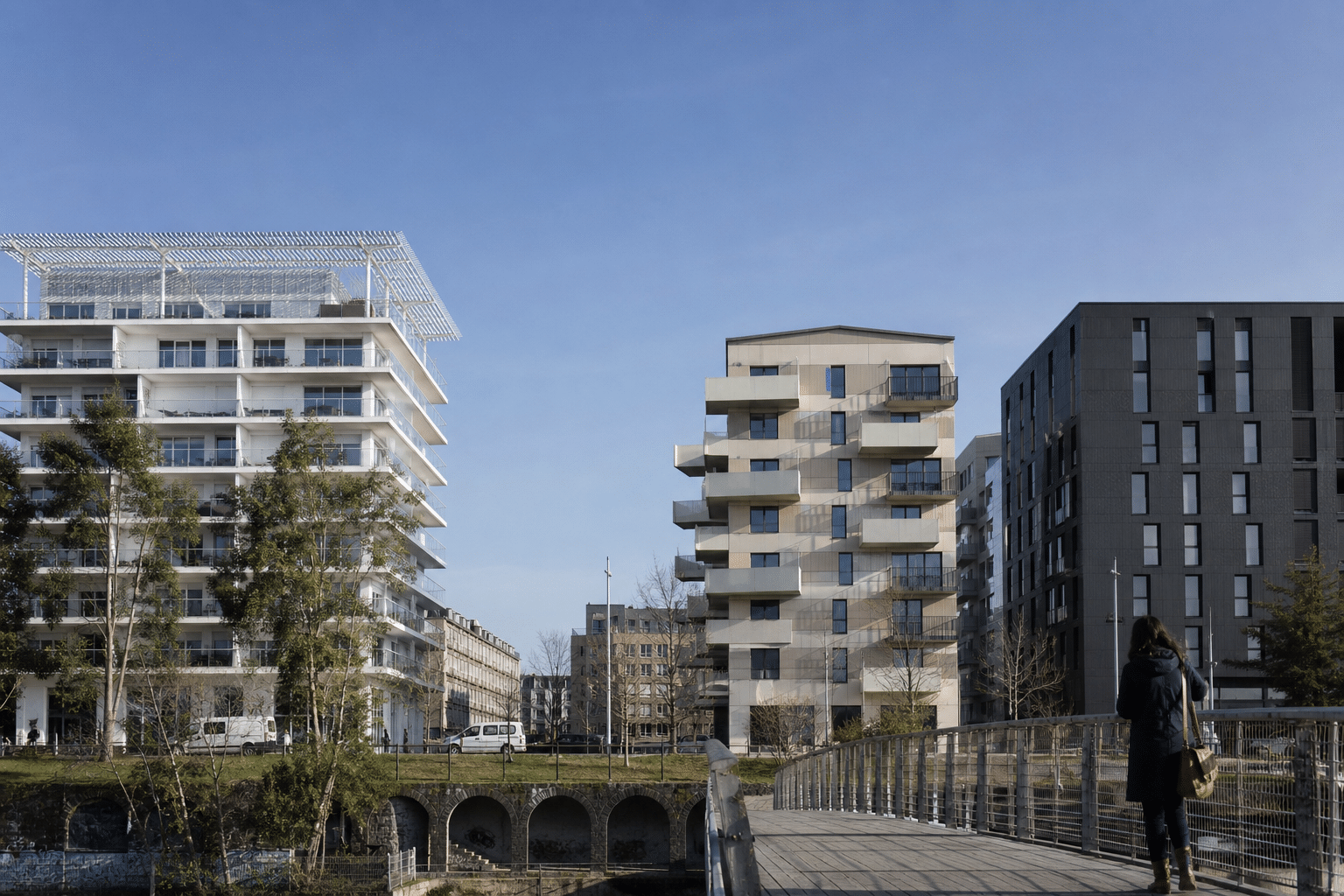 Pont voûté et immeubles modernes le long du canal