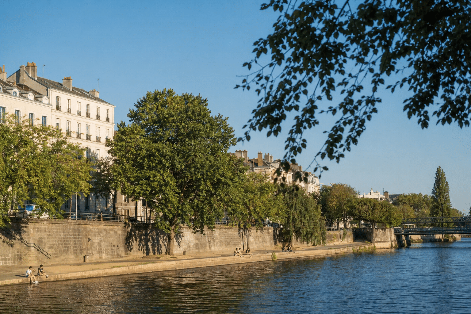Quais bordés d'arbres et bâtiments le long du fleuve