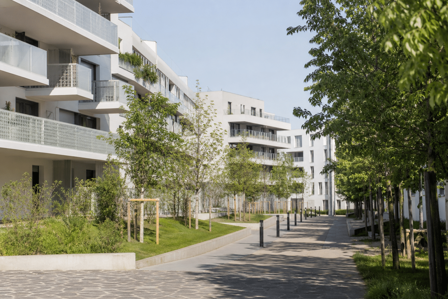 Allée paysagée entre immeubles résidentiels modernes