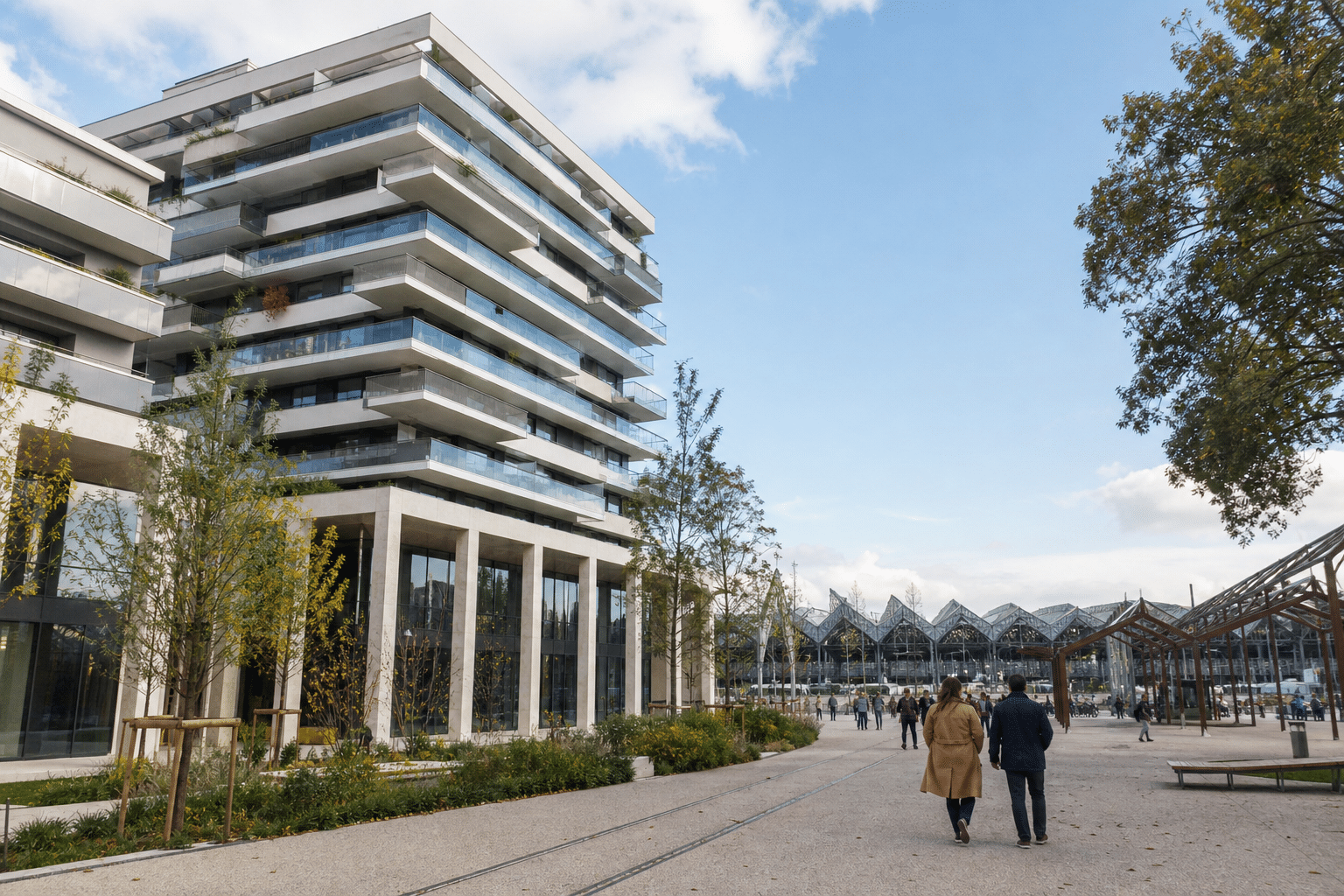 Immeuble contemporain sur pilotis, passants sur la promenade
